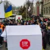Під НБУ понад півтисячі протестувальників вимагають відставки Смолія (фото, відео)		   			Під НБУ понад півтисячі протестувальників вимагають відставки Смолія (фото, відео)