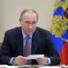 ​  			Путин поручил Лаврову внести в Совбез ООН резолюцию о миротворцах на Донбассе		