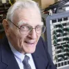 Джон Гуденаф, 94-річний творець літієвих акумуляторів зробив черговий прорив у науці		   			Джон Гуденаф, 94-річний творець літієвих акумуляторів зробив черговий прорив у науці
