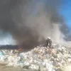​У Павлоградському районі рятувальники всю ніч боролися з пожежею на сміттєвому полігоні