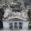 Окупанти в маріупольському драмтеатрі бетоном заливають тіла загиблих, а трупний запах намагаються усунути за допомогою хлорки Окупанти в маріупольському драмтеатрі бетоном заливають тіла загиблих, а трупний запах намагаються усунути за допомогою хлорки