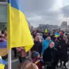 ​Українці та поляки разом вийшли на вулиці Варшави вимагати закриття неба над Україною.  Мітингувальники рухаються до будівлі посольства.