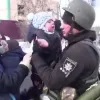 ​Український поліцейський в Ірпені прощається із сином, якого вивозять у безпечне місце