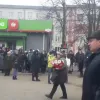 ​Містечко на кордоні з РФ протестує проти окупантів: люди на вулицях з прапорами України