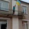 ​На звільнених територіях продовжують встановлювати український прапор
