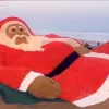 ​В Індії створили величезну фігуру Санта-Клауса з 1,5 тонн помідорів та піску