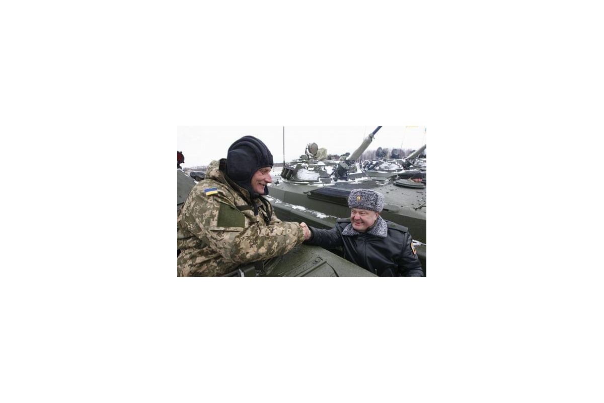 Порошенко повідомив про деескалацію конфлікту на Донбасі Порошенко повідомив про деескалацію конфлікту на Донбасі