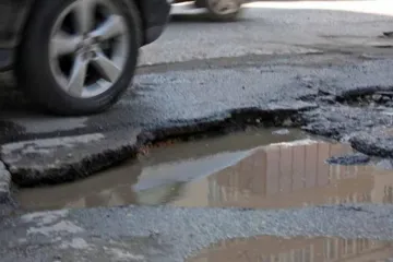 ​Жителька Мукачевого відсудила компенсацію за пошкоджений через яму автомобіль