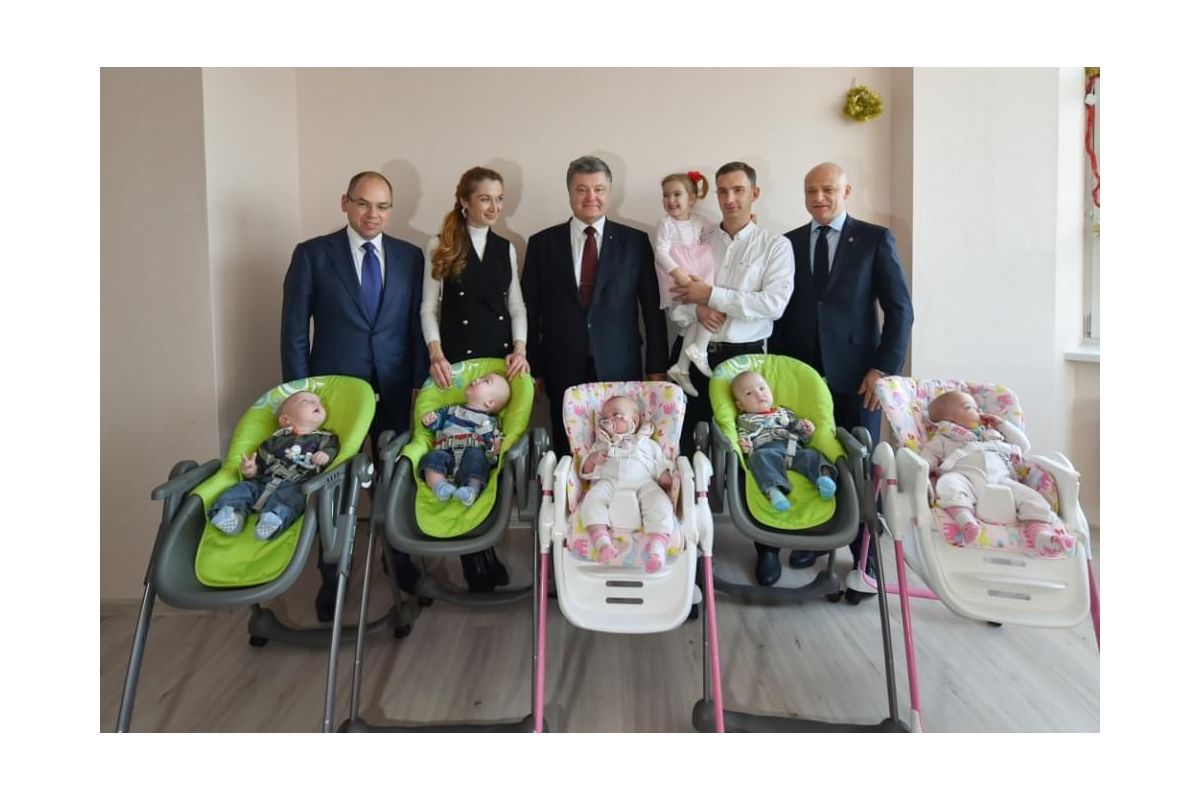 Президент передав автомобіль багатодітній родині з Одеси Президент передав автомобіль багатодітній родині з Одеси