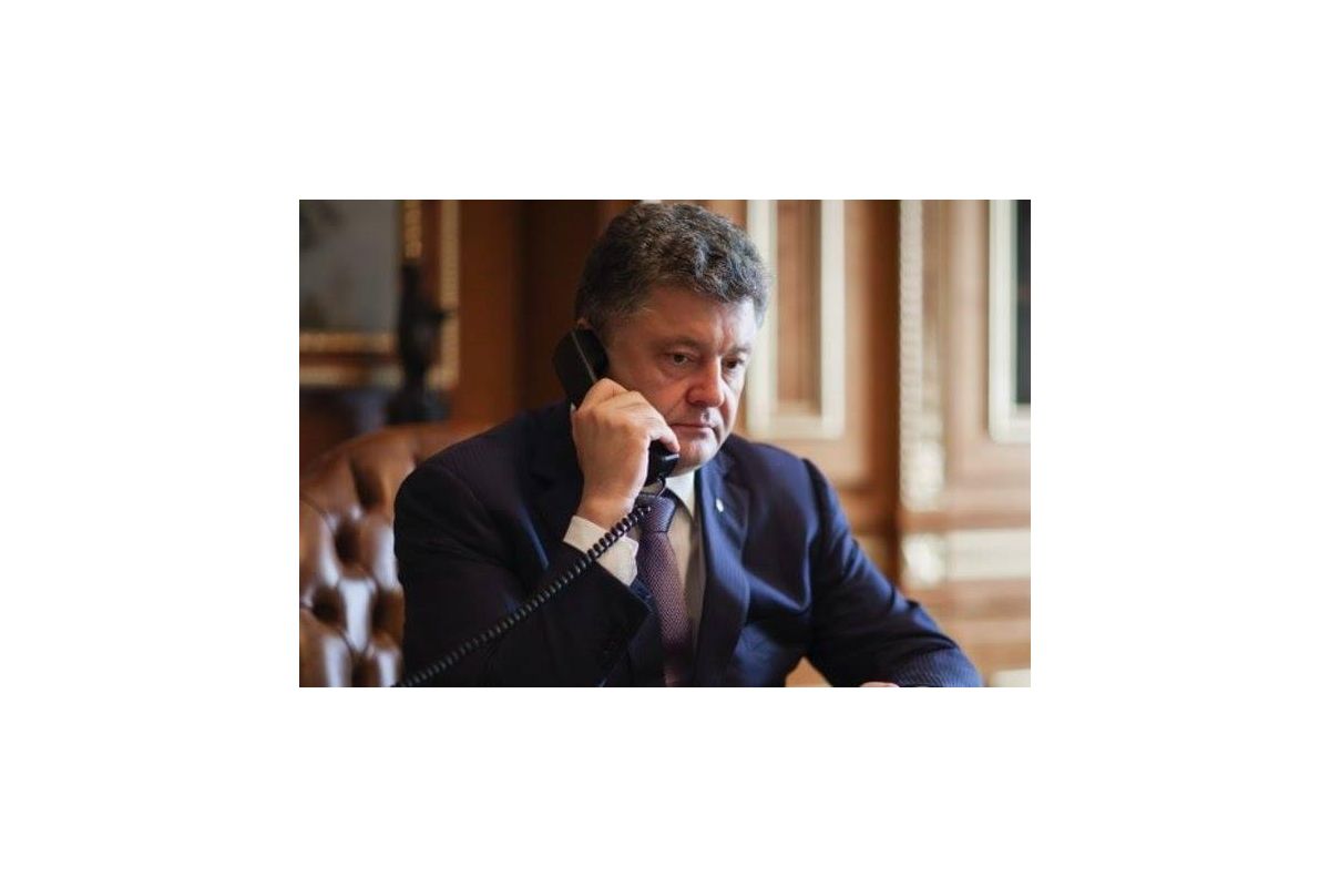 Порошенко поспілкувався і Меркель і Олландом Порошенко поспілкувався і Меркель і Олландом