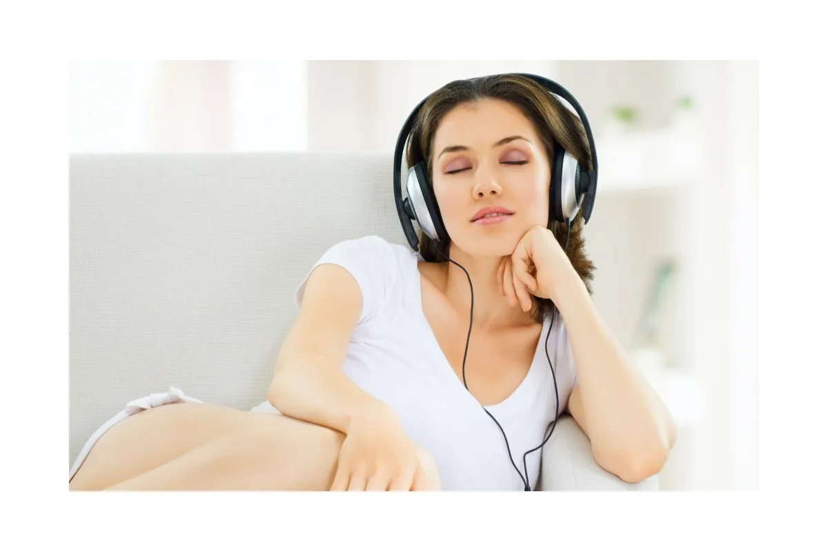 Чим насправді шкодить слухання музики у навушниках?