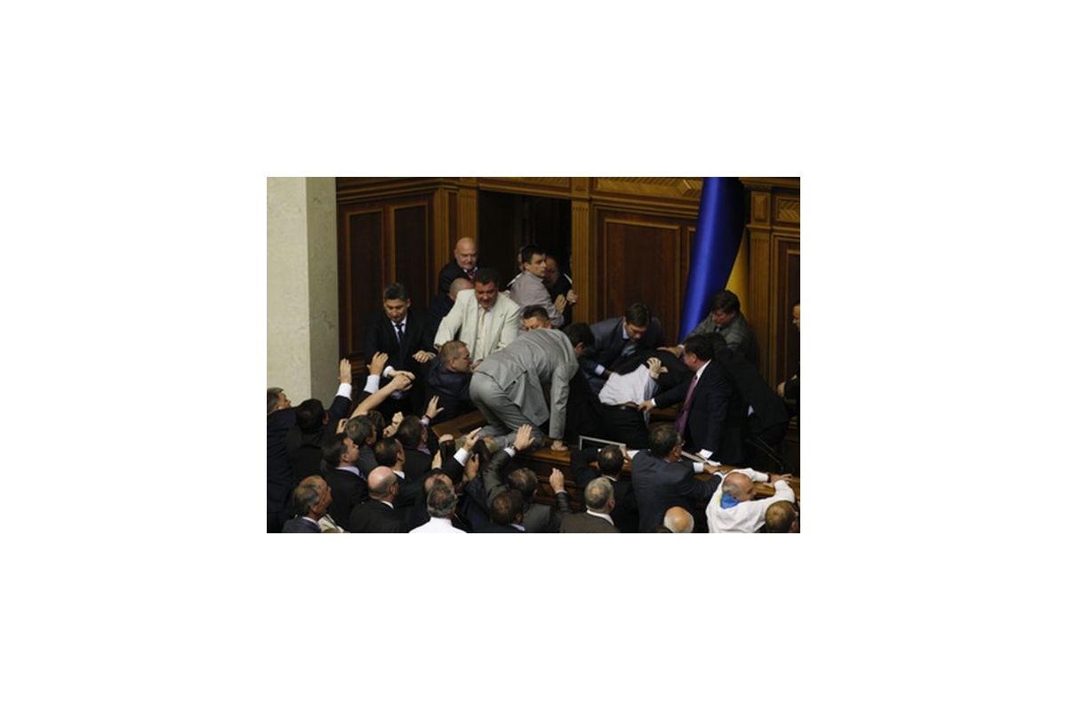 У ВРУ знову бійка У ВРУ знову бійка