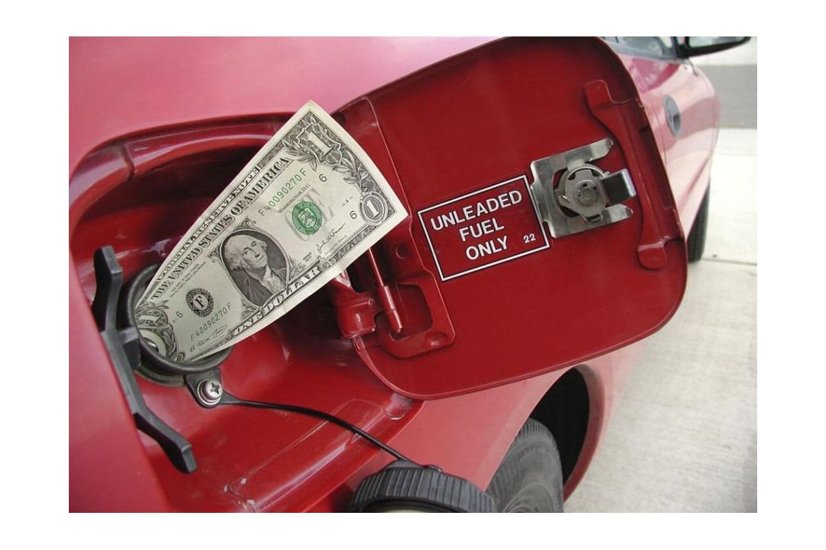 Український бензин подорожчає через «бережливість» парламенту Український бензин подорожчає через «бережливість» парламенту