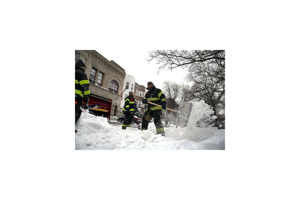 Сильний снігопад перетворив Нью-Йорк у місто-привид Сильний снігопад перетворив Нью-Йорк у місто-привид