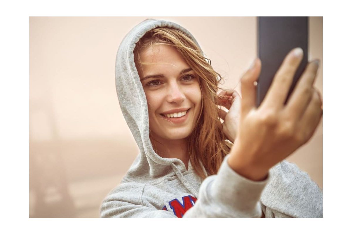 Тисячі англійських дітей засуджені за оголені селфі Тисячі англійських дітей засуджені за оголені селфі