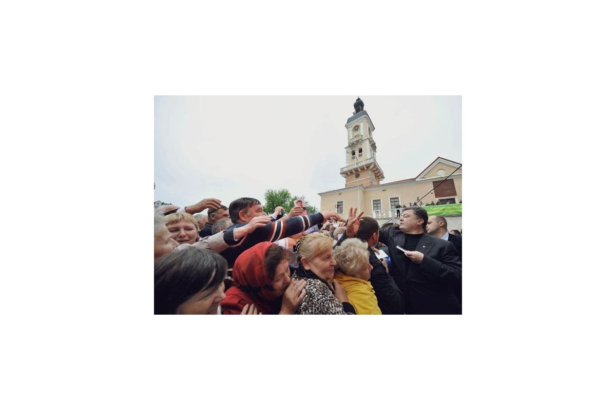 Петро Порошенко вважає, що політики повинні бути ближче до людей Петро Порошенко вважає, що політики повинні бути ближче до людей