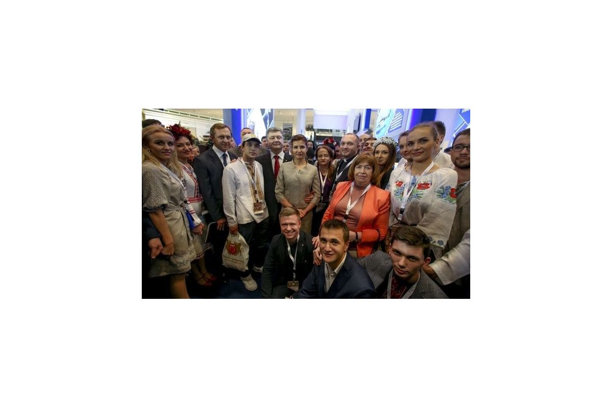 Петро Порошенко зустрівся в ОАЕ з українською діаспорою Петро Порошенко зустрівся в ОАЕ з українською діаспорою