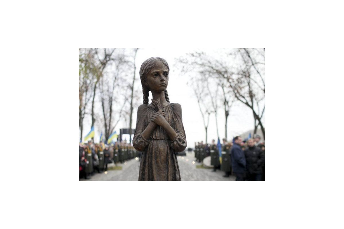 Окупант на Донбасі почав переписувати історію України Окупант на Донбасі почав переписувати історію України