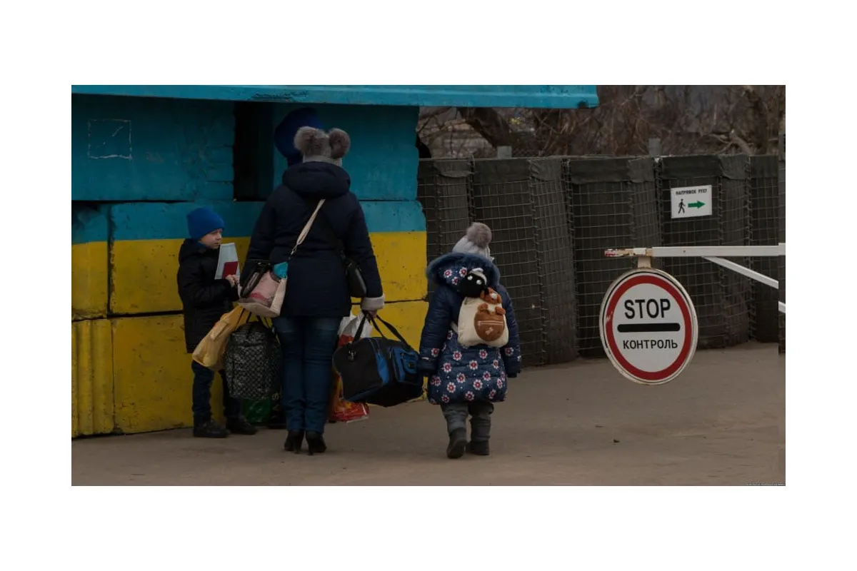 На КПВВ «Станиця Луганська» жінка залишила 11-річну дочку