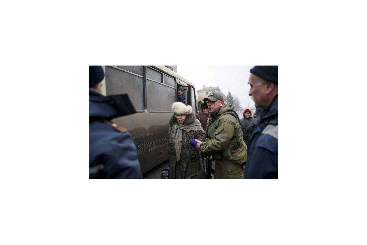 Новини України: Із Дебальцевого продовжують евакуювати людей Новини України: Із Дебальцевого продовжують евакуювати людей