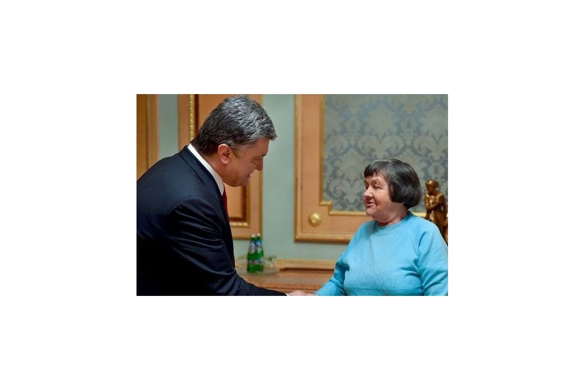 Петро Порошенко зустрівся з матір’ю Надії Савченко Петро Порошенко зустрівся з матір’ю Надії Савченко