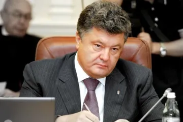 ​Новини України: Порошенко вважає дипломатичні та військові зусилля запорукою миру на Донбасі