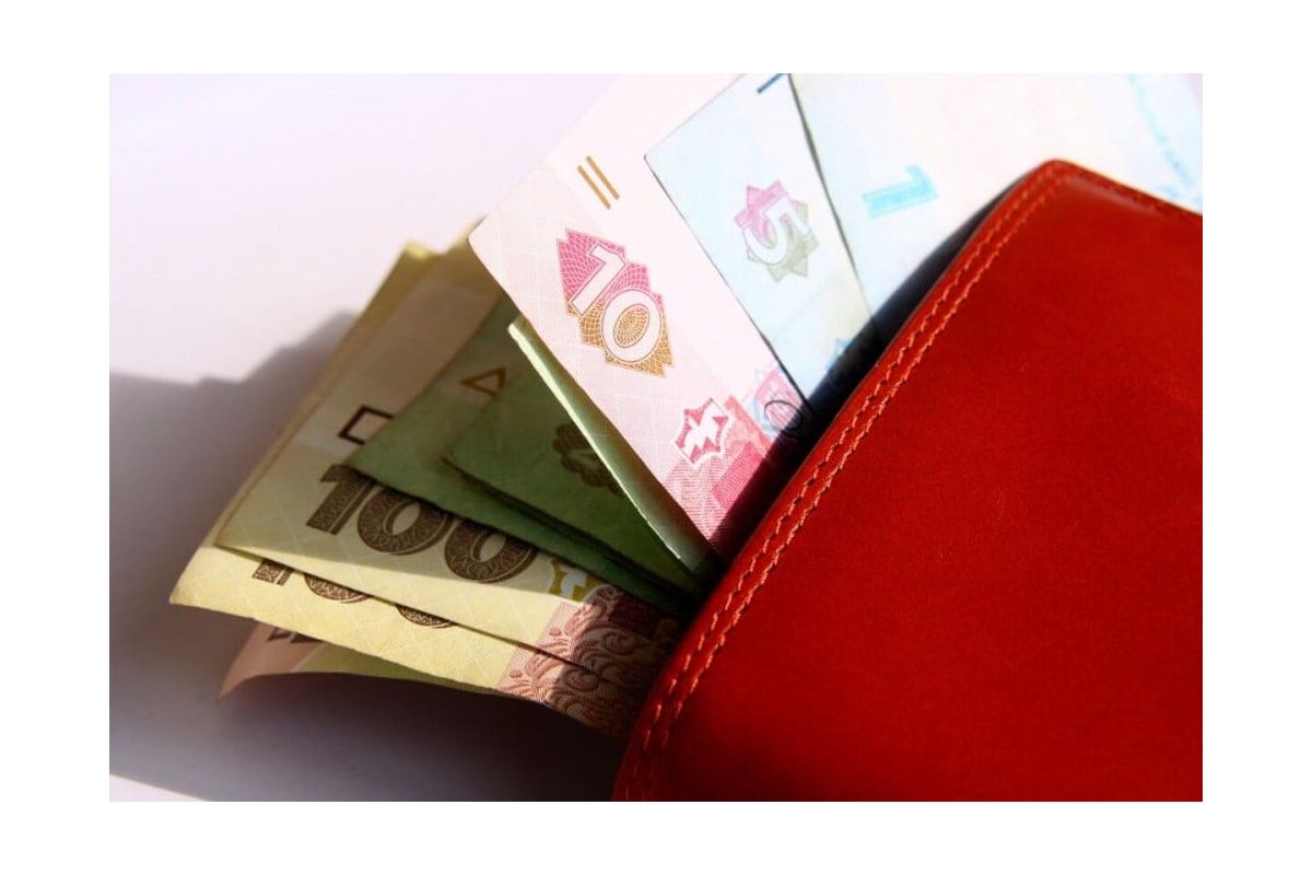 Зарплати в Україні за рік зменшились на 8% Зарплати в Україні за рік зменшились на 8%