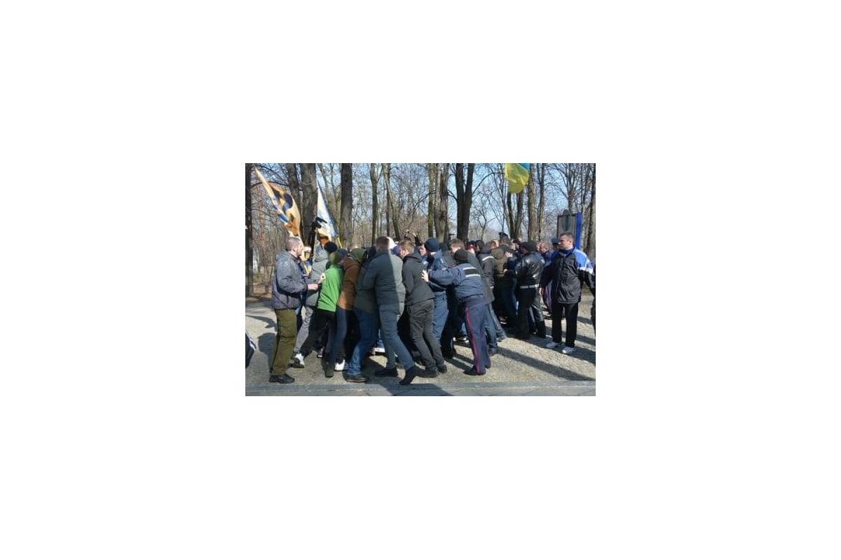 Бійка на могилі Шевченка у Каневі Бійка на могилі Шевченка у Каневі