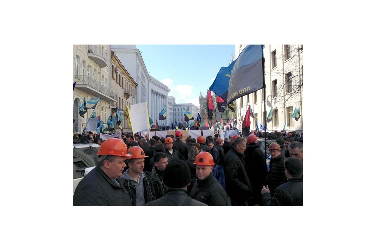 Шахтарі вимагають зустрічі з Петром Порошенком Шахтарі вимагають зустрічі з Петром Порошенком