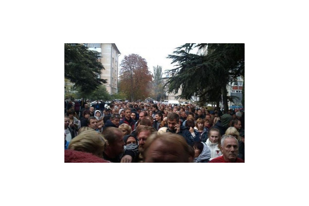 Що не так з законодавством: навіщо люди в Маріуполі штурмують паспортні столи Що не так з законодавством: навіщо люди в Маріуполі штурмують паспортні столи