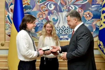 ​Петро Порошенко надав українське громадянство видатним волонтерам