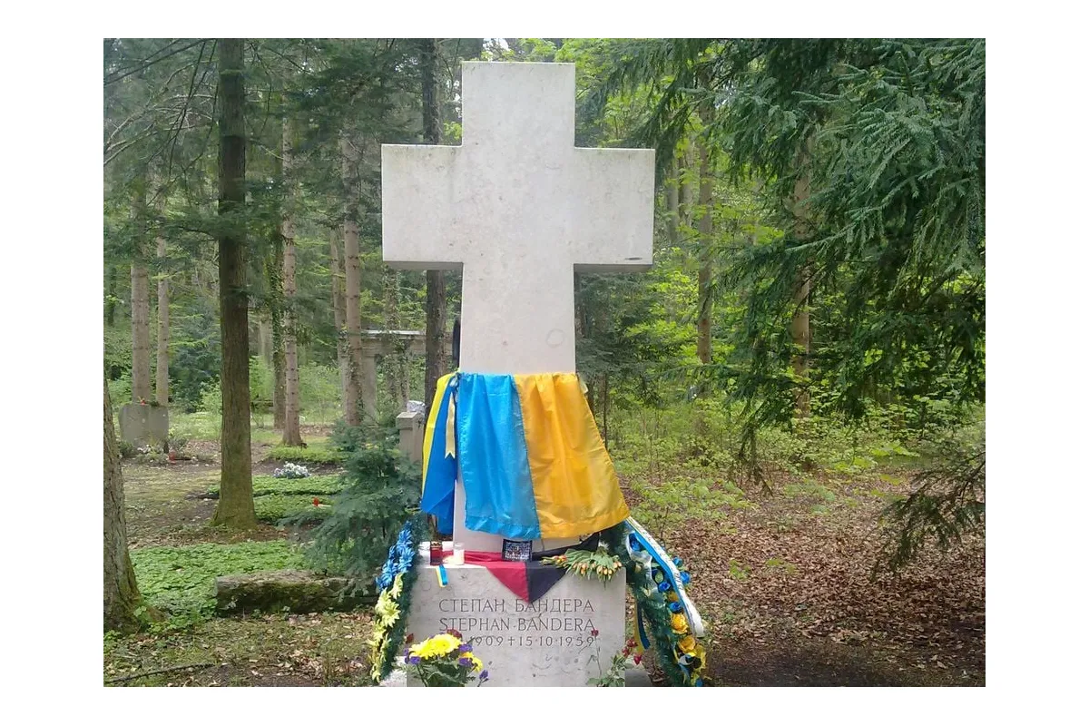 В Україну привезли могильний хрест Степана Бандери