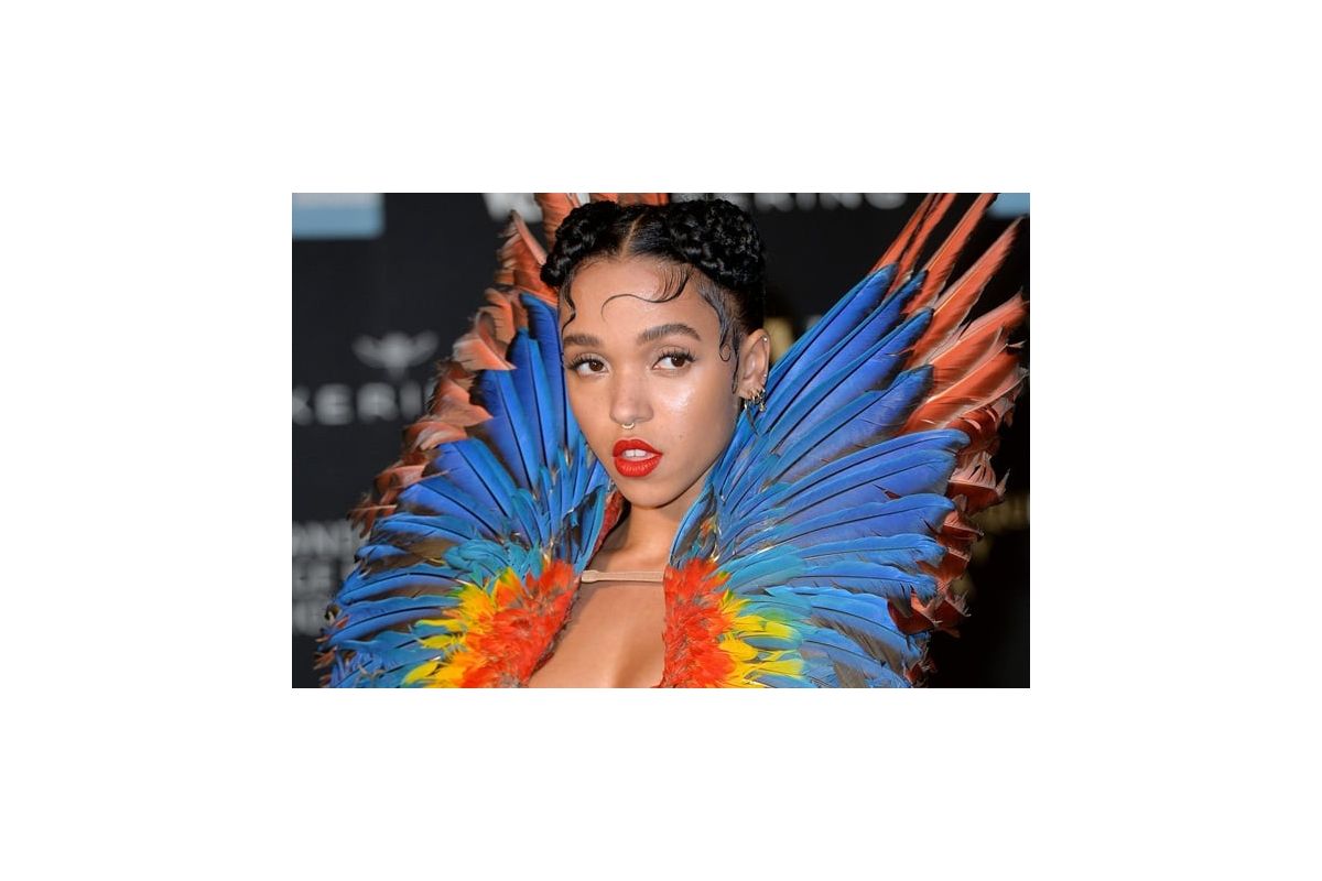 Павич у світському оточені Павич у світському оточені