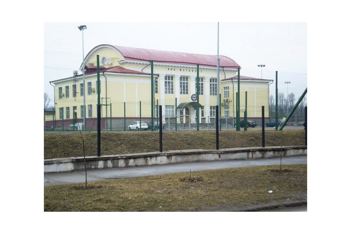 Не дитячі умови дитячої футбольної школи Не дитячі умови дитячої футбольної школи