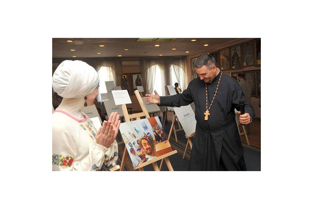 У Києві відкрили фотовиставку "Дещо спільне" до Міжнародного дня дружби У Києві відкрили фотовиставку "Дещо спільне" до Міжнародного дня дружби