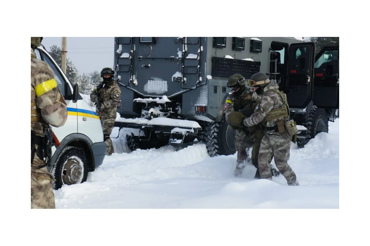Поліція Луганщини провела навчання з затримання озброєних злочинців та звільнення заручника