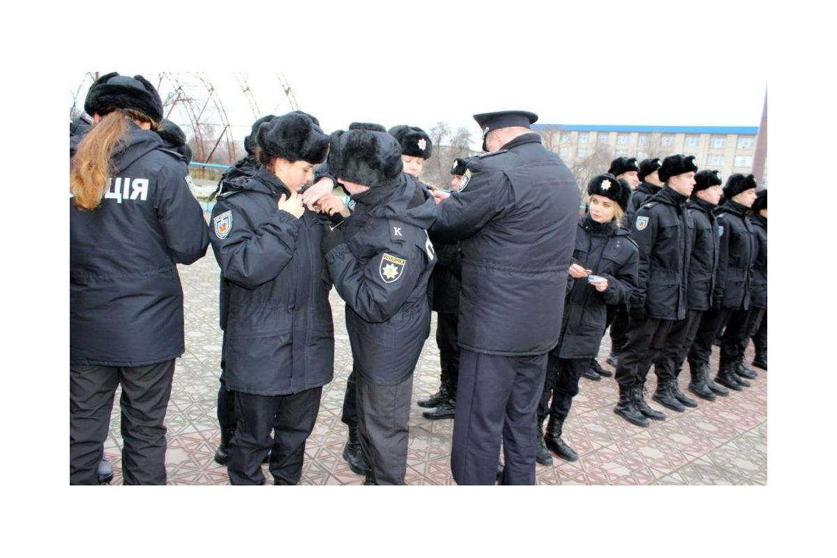 Сто спеціальних жетонів та посвідчень працівників Національної поліції України знайшли своїх власник Сто спеціальних жетонів та посвідчень працівників Національної поліції України знайшли своїх власник