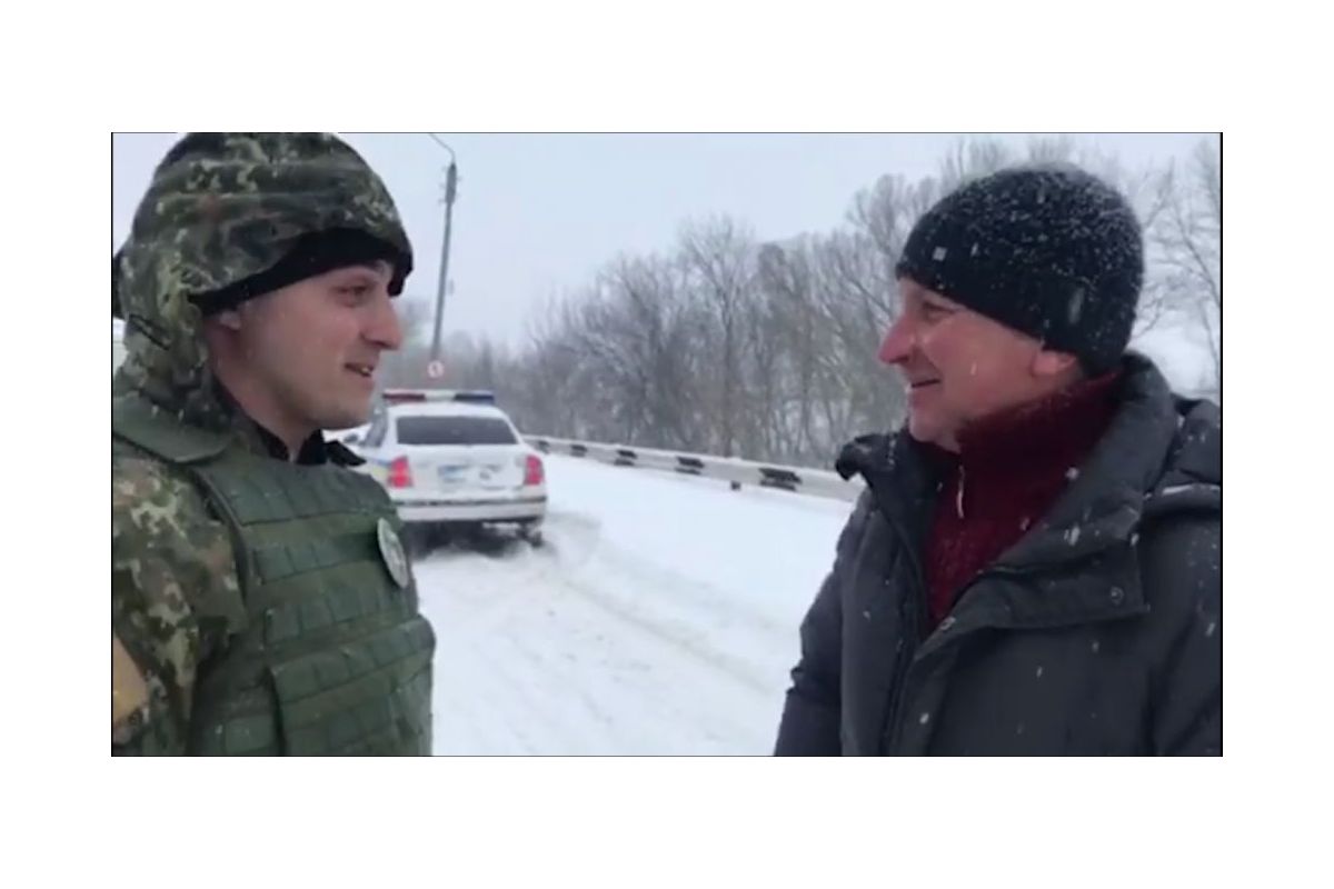 Поліція Луганщини допомагає водіям на дорогах Поліція Луганщини допомагає водіям на дорогах