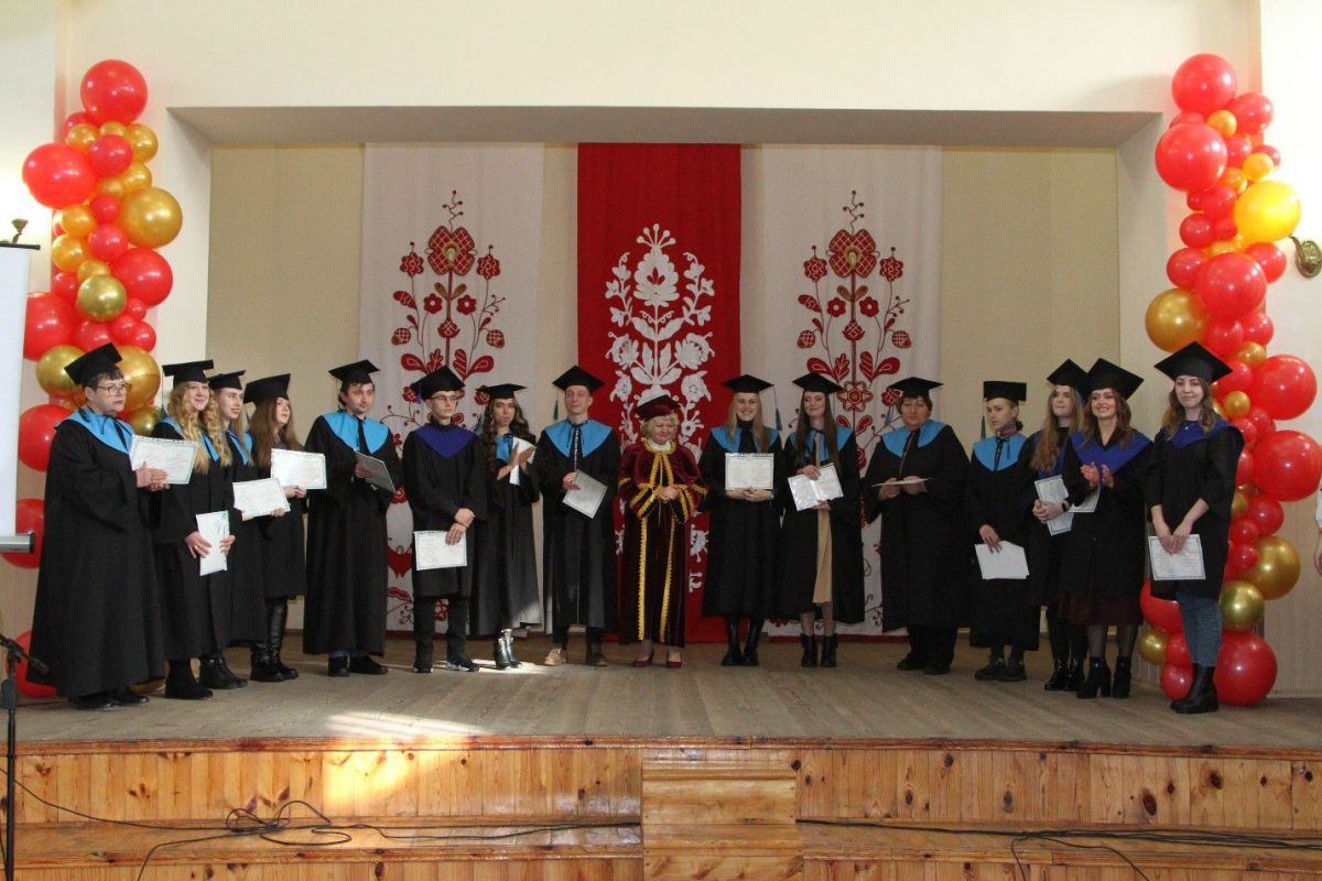 Випускникам магістерських програм ПНПУ імені В. Г. Короленка вручили академічні відзнаки Випускникам магістерських програм ПНПУ імені В. Г. Короленка вручили академічні відзнаки