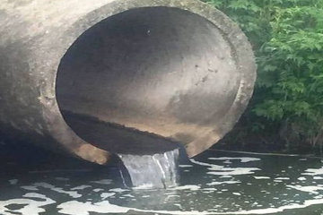 Скид вод у річку на Луганщині  Скид вод у річку на Луганщині