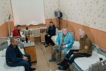 Наєв вручив відзнаки пораненим українським військовим Наєв вручив відзнаки пораненим українським військовим