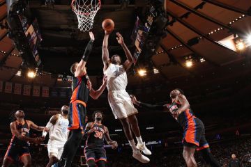 Эффектный слэм-данк центрового "Лейкерс" после передачи Леброна: момент дня в НБА Эффектный слэм-данк центрового "Лейкерс" после передачи Леброна: момент дня в НБА