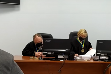 В Чернигове судья уснул во время слушания дела. ВИДЕО В Чернигове судья уснул во время слушания дела. ВИДЕО