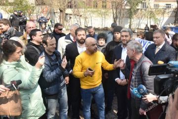 Нардеп Мустафа Найем устроил показательное выступление в Летнем театре, пытаясь раскачать ситуацию в Одессе Нардеп Мустафа Найем устроил показательное выступление в Летнем театре, пытаясь раскачать ситуацию в Одессе