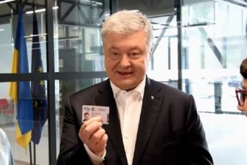 Порошенко – это Герострат Украины. Сумасшедший маньяк, который вписывает свое имя в истории на почве лжи и ненависти Порошенко – это Герострат Украины. Сумасшедший маньяк, который вписывает свое имя в истории на почве лжи и ненависти