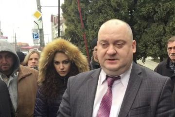 Як сім`я офіцера СБУ Ігора Малярика обкрадала воїнів під час війни Як сім`я офіцера СБУ Ігора Малярика обкрадала воїнів під час війни