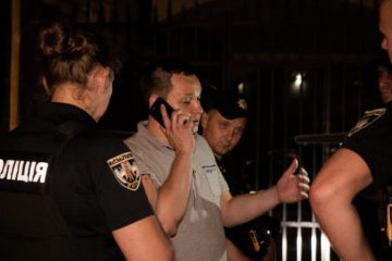 В Киеве пьяный водитель угрожал полиции связями с Зеленским В Киеве пьяный водитель угрожал полиции связями с Зеленским