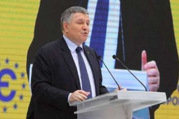 Аваков назвал Путина «ху@лом» прямо с трибуны съезда Народного Фронта Аваков назвал Путина «ху@лом» прямо с трибуны съезда Народного Фронта