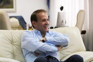 Портнов и Ко: СМИ узнали, кто приезжал к Медведчуку в день продажи NewsOne Портнов и Ко: СМИ узнали, кто приезжал к Медведчуку в день продажи NewsOne