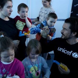 Орландо Блум підтримав Україну допомагаючи українським біженцям в Молдові  Орландо Блум підтримав Україну допомагаючи українським біженцям в Молдові
